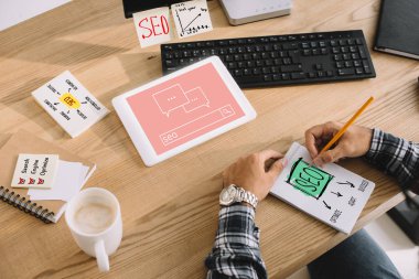 profesyonel seo Yöneticisi Not Defteri'nde yapma işyerinde tablet ile kadeh kırpılmış