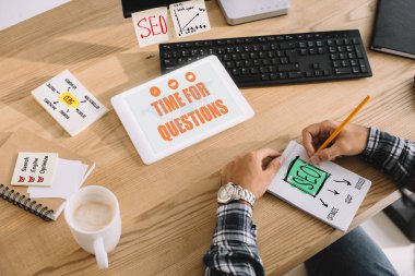 başarılı seo Yöneticisi Not Defteri'nde yapma işyerinde tablet ile kadeh kırpılmış