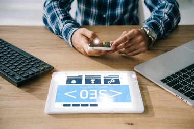 seo Yöneticisi işyerinde dijital cihazlar kullanarak atış kırpılmış