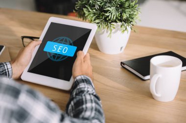 Kırpılan atış geliştirici ekose gömlekli tablet Seo stratejisi ile kullanma
