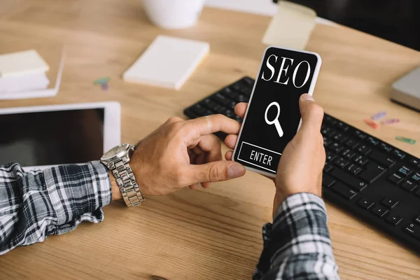 Cropped Shot Developer Using Smartphone Seo Sign Workplace — Stock Photo, Image