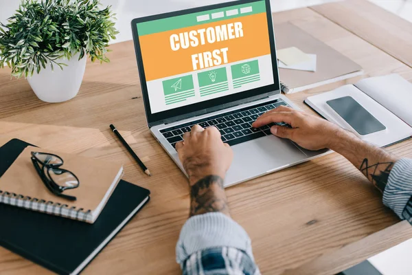 Tiro Recortado Homem Negócios Usando Laptop Com Cliente Primeiro Lettering — Fotografia de Stock