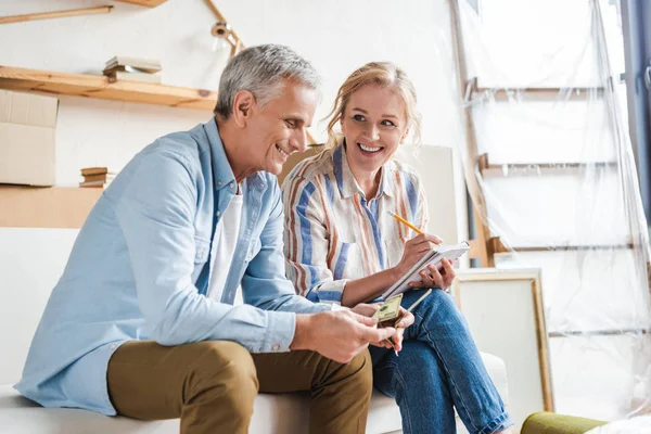 Happy Elderly Couple Counting Money Taking Notes Relocation — Stock Photo, Image