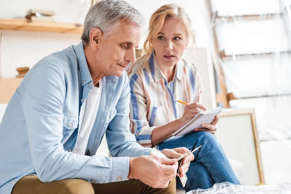 Serious Elderly Couple Counting Money Taking Notes Relocation — Stock Photo, Image