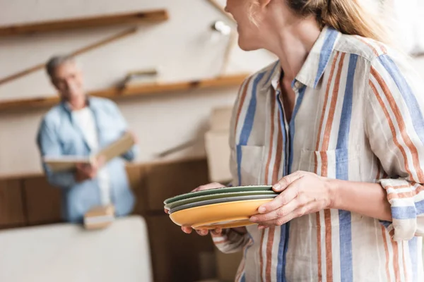 Cropped Shot Mature Woman Holding Plates Looking Husband Relocation — Stock Photo, Image