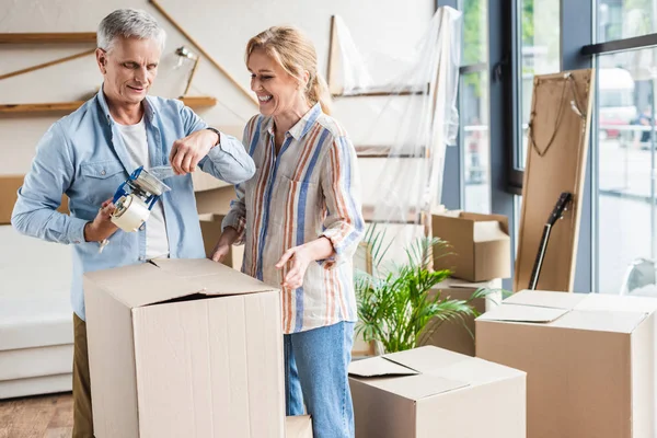 Happy Senior Couple Packing Cardboard Boxes Relocation — Stock Photo, Image
