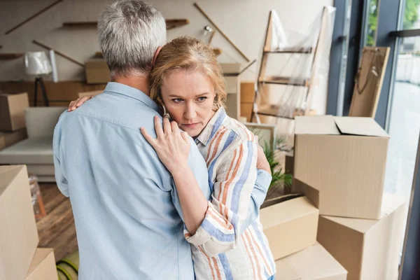 Hoge Hoekmening Van Peinzende Senior Paar Knuffelen Terwijl Het Bewegen — Stockfoto