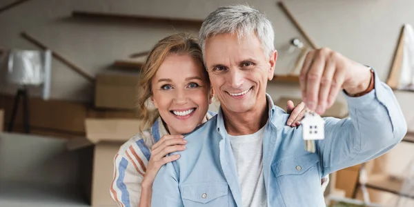 Happy Senior Couple Holding Keys New Apartment Smiling Camera — Stock Photo, Image