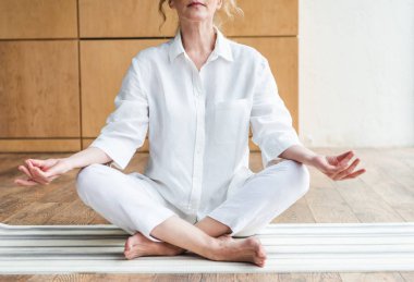Olgun kadın meditasyon lotus bulunduğu kadeh kırpılmış