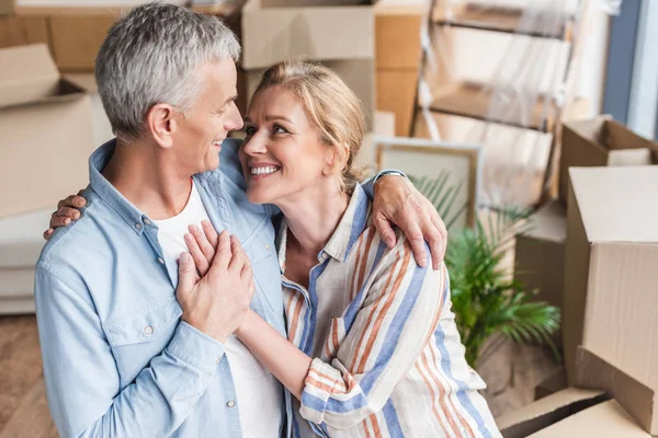 Vista Ángulo Alto Feliz Pareja Ancianos Abrazando Tomados Mano Sonriendo — Foto de Stock