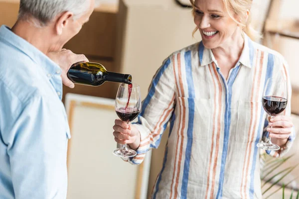 Recortado Shot Gris Cabello Hombre Verter Vino Feliz Esposa Mientras —  Fotos de Stock