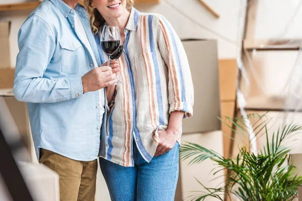 Bijgesneden Schot Van Gelukkige Ouderen Paar Glazen Wijn Nieuwe Huis — Stockfoto