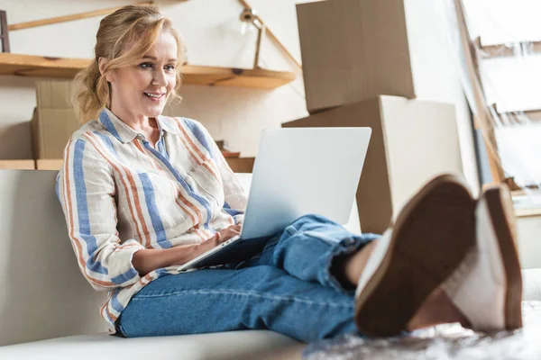 Vackra Leende Mogen Kvinna Använder Laptop Och Sitter Soffan Nya — Stockfoto