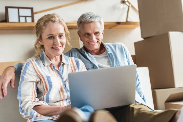 Glückliches Senioren Paar Beim Umzug Gemeinsam Mit Laptop — Stockfoto