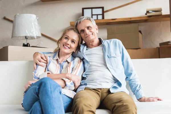 Glückliches Seniorenpaar Sitzt Zusammen Und Umarmt Sich Neuen Zuhause — Stockfoto