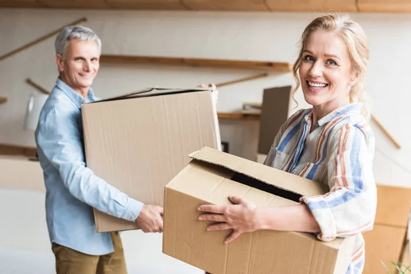 Feliz Pareja Ancianos Sosteniendo Cajas Cartón Sonriendo Cámara Durante Reubicación —  Fotos de Stock