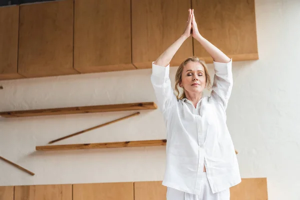 Mooie Rijpe Vrouw Met Gesloten Ogen Beoefenen Van Yoga — Gratis stockfoto