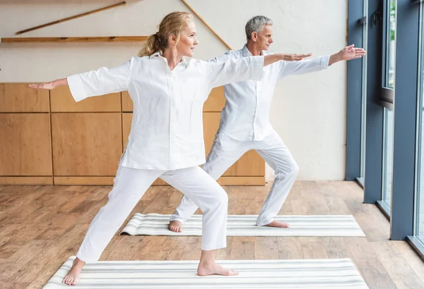 Vista Completa Pareja Ancianos Practicando Yoga Realizando Pose Yoga Guerrero —  Fotos de Stock