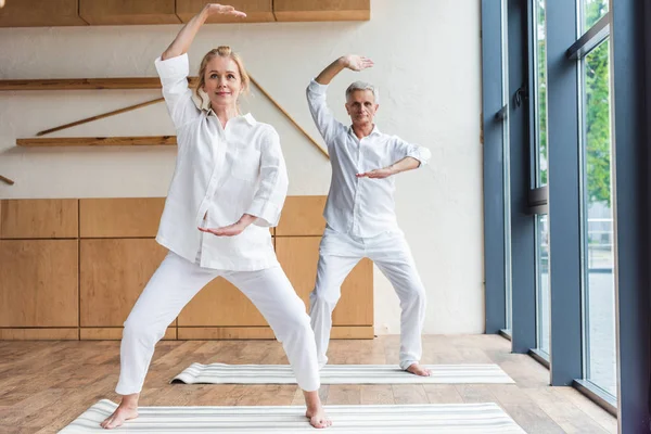 Pareja Mayor Deportista Practicando Yoga Colchonetas Yoga —  Fotos de Stock