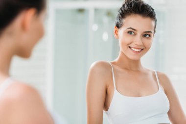 güzel esmer kız banyo aynaya bakarak iç giyim gülümseyen  