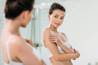 banyo aynaya bakarak iç giyim gülümseyen kız güzel  