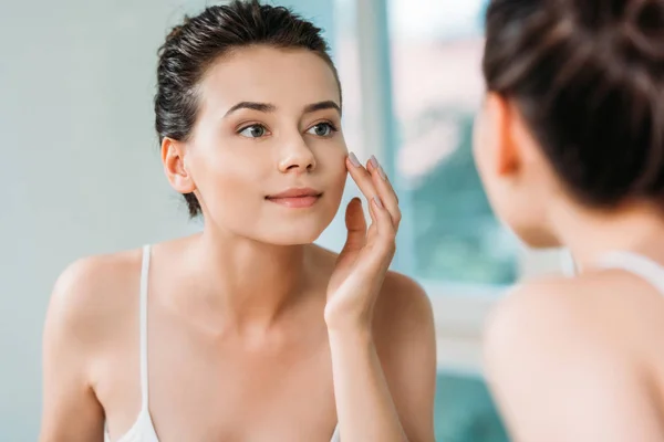 Belle Jeune Femme Souriante Toucher Visage Regarder Miroir Dans Salle — Photo