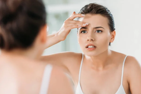 Atractiva Mujer Joven Tocando Frente Mirando Espejo Baño — Foto de Stock