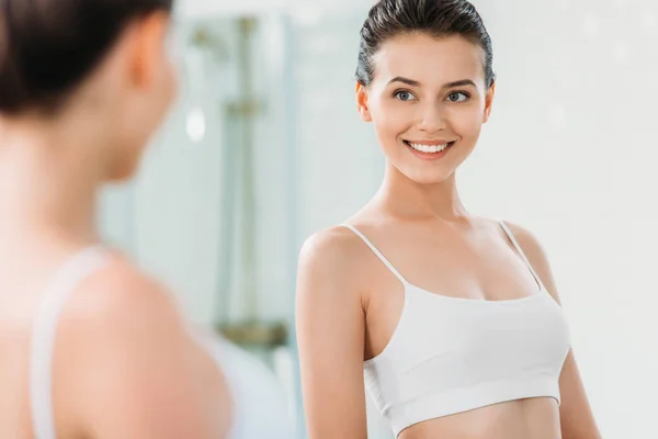 Enfoque Selectivo Hermosa Chica Sonriente Mirando Espejo Baño —  Fotos de Stock