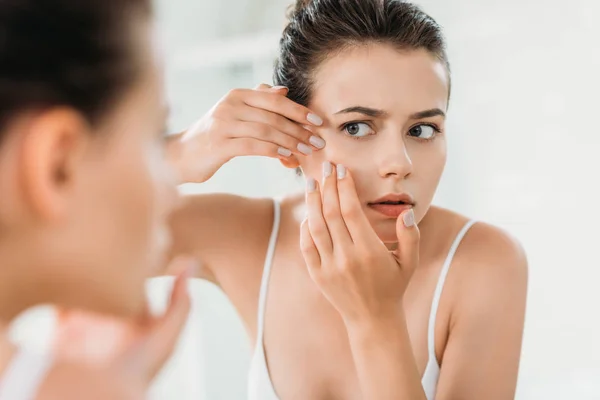 Foco Seletivo Menina Verificando Pele Facial Olhando Para Espelho Banheiro — Fotografia de Stock