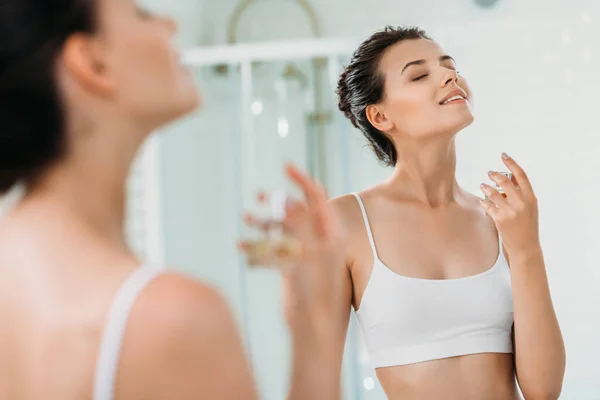 Bella Ragazza Sorridente Con Gli Occhi Chiusi Applicando Profumo Specchio — Foto Stock