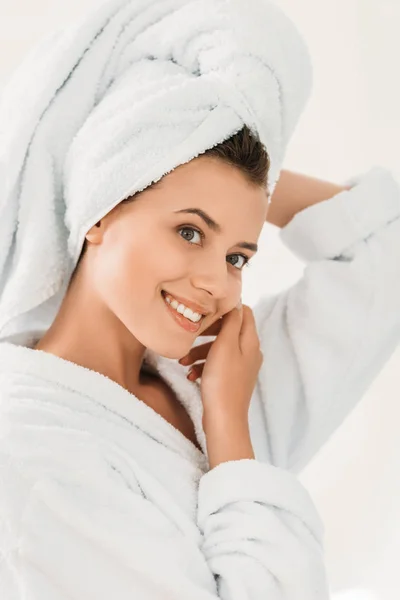 バスローブ バスルームで頭の上のタオルで笑顔美人 — ストック写真