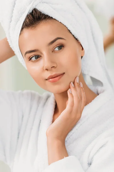 Zamyślony Piękną Młodą Kobietę Szlafrok Ręcznik Głowę Patrząc Hotelu — Zdjęcie stockowe