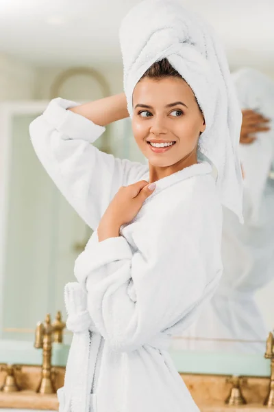 バスローブ バスルームに目をそむけるの頭の上のタオルで笑顔美人 — ストック写真