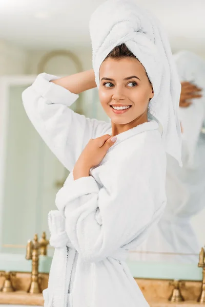 Bella Ragazza Sorridente Accappatoio Asciugamano Sulla Testa Guardando Lontano Bagno — Foto Stock