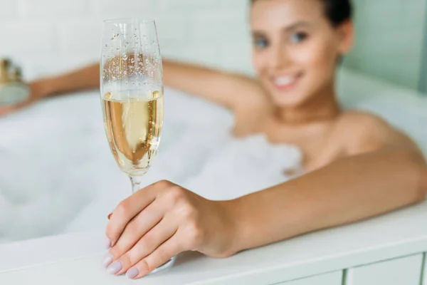Close Beeld Van Prachtige Lachende Jonge Vrouw Met Glas Champagne — Stockfoto
