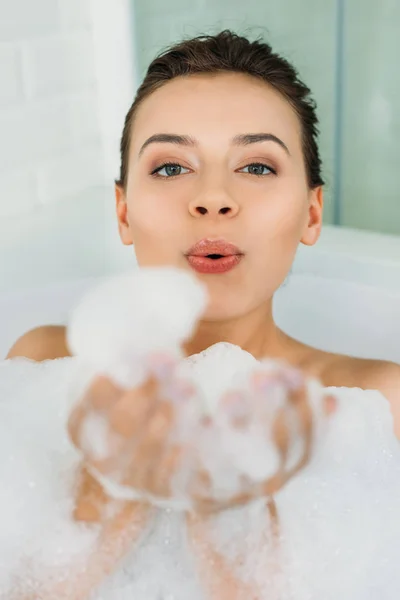 Bela Jovem Mulher Soprando Espuma Olhando Para Câmera Banheiro — Fotografia de Stock