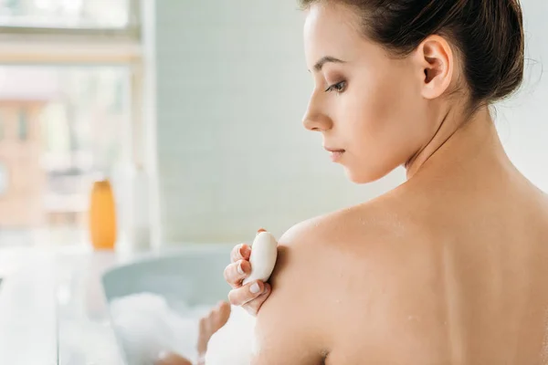 Vista Posteriore Bella Ragazza Nuda Lavaggio Con Sapone Nella Vasca — Foto Stock