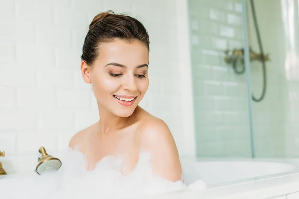 Beautiful Smiling Young Woman Looking Foam Bathtub — Stock Photo, Image