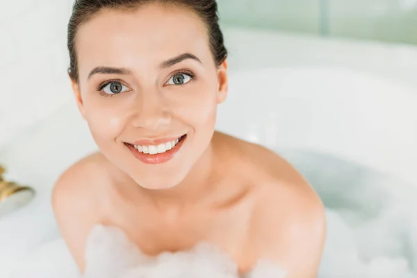 Hermosa Joven Feliz Sentada Bañera Con Espuma Sonriendo Cámara — Foto de Stock