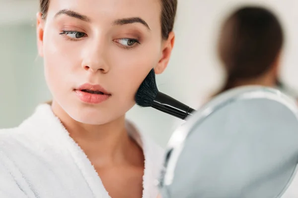 Närbild Vacker Ung Kvinna Badrock Tillämpa Makeup — Stockfoto