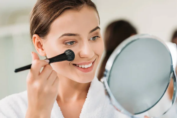 Foto de Mulher Bonita Com Maquiagem Brilhante e mais fotos de stock de  Maquiagem - Maquiagem, Maquiagem Cerimonial, Maquiagem de Palco - iStock