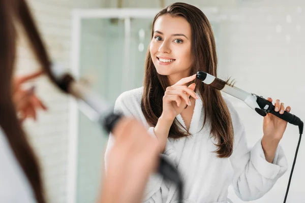 Chica Morena Feliz Albornoz Usando Rizador Pelo Espejo Baño — Foto de Stock