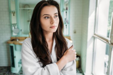 banyo penceresinden bakarak bornoz dalgın esmer kız