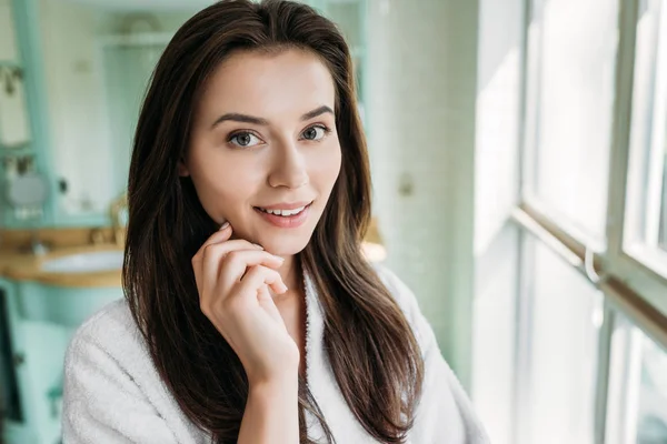 Schöne Brünette Mädchen Bademantel Lächelt Die Kamera Badezimmer — Stockfoto