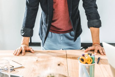 çalışma alanı büro malzemeleri ile eğilerek işadamı kırpılmış atış