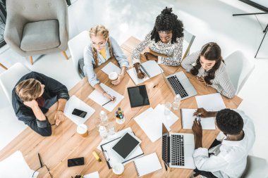 office konferans sırasında iş planı tartışmaya genç iş takımının yüksek açılı görünüş