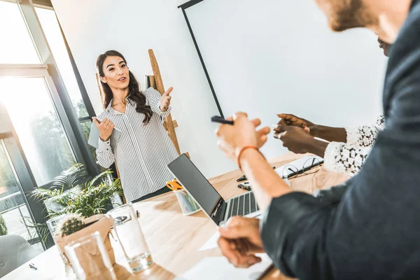 Retrato Joven Mujer Negocios Asiática Presentando Idea Negocio Colegas Durante — Foto de Stock