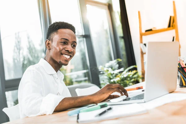 Retrato Sonriente Hombre Negocios Afriano Americano Escribiendo Portátil Mientras Trabajaba — Foto de Stock