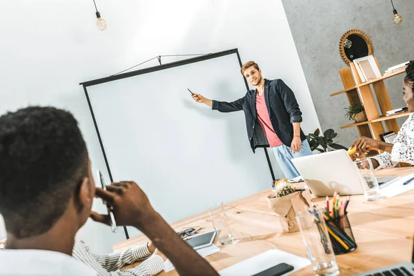 Jovem Empresário Fazendo Apresentação Para Colegas Reunião Escritório — Fotografia de Stock