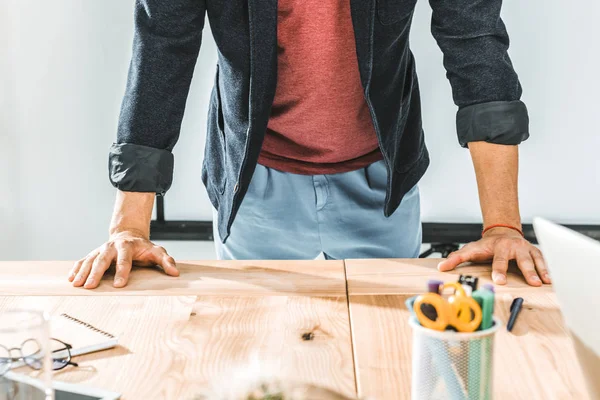 Cropped Shot Businessman Leaning Workplace Office Supplies — Free Stock Photo